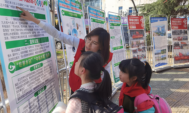 2021年3月25日，藍(lán)鴿志愿服務(wù)隊(duì)前往社區(qū)開(kāi)展“世界水日”暨“中國(guó)水周”主題宣傳活動(dòng)（1）