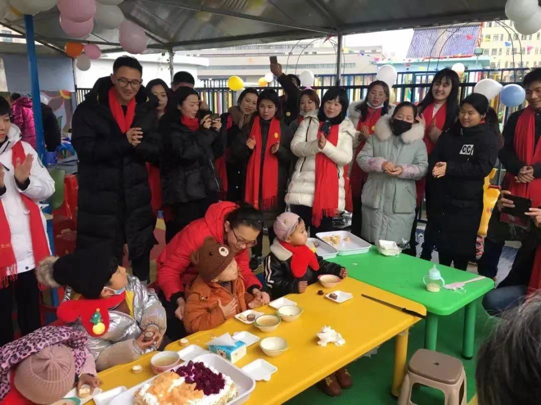 2020年1月13日，志愿服務(wù)隊和社會各界愛心人士為“口罩天使們”舉辦集體生日會